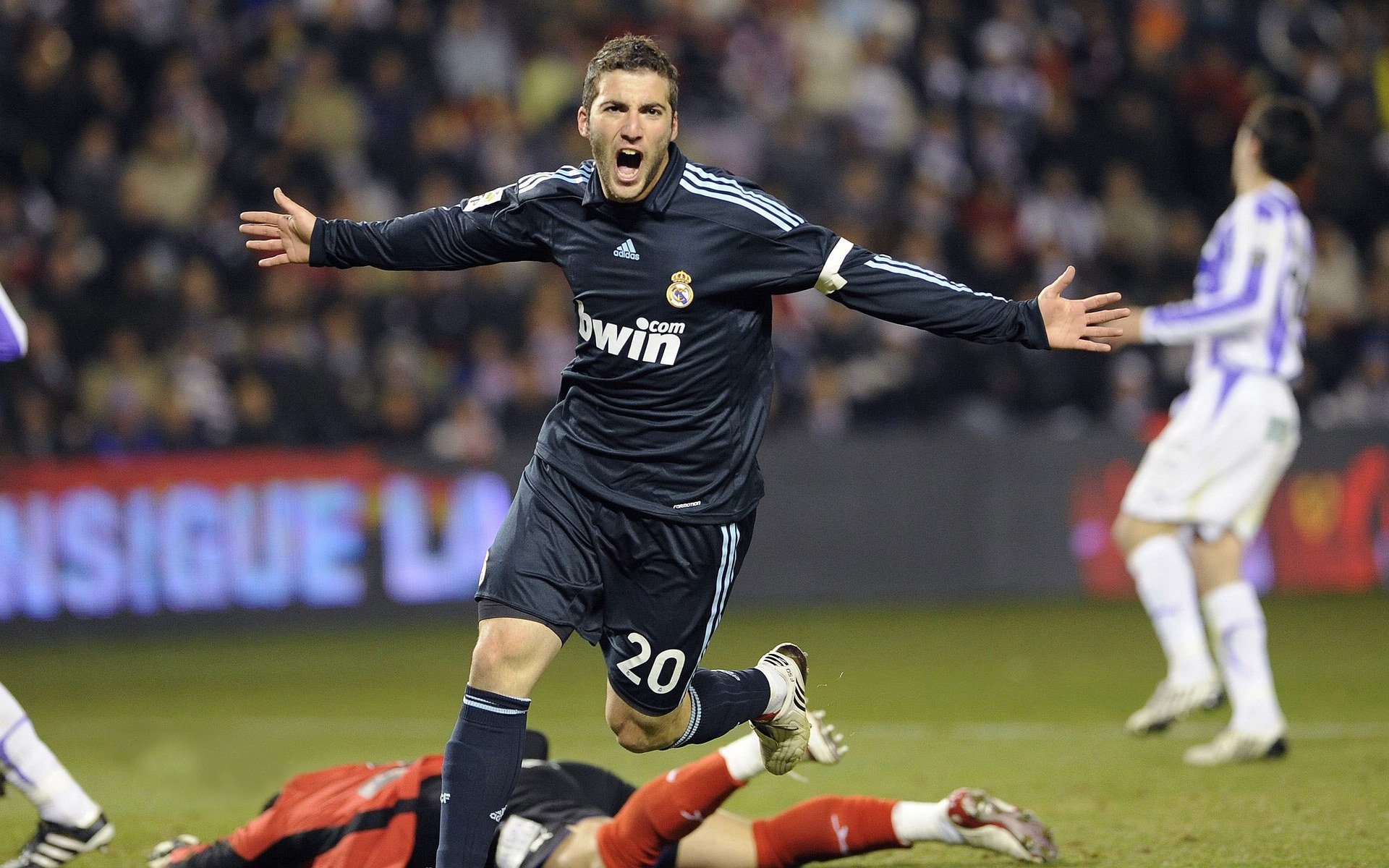 开云世界杯2026-绿茵场上的总决赛之夜，范戴克如何以攻防转换核心重塑比赛逻辑